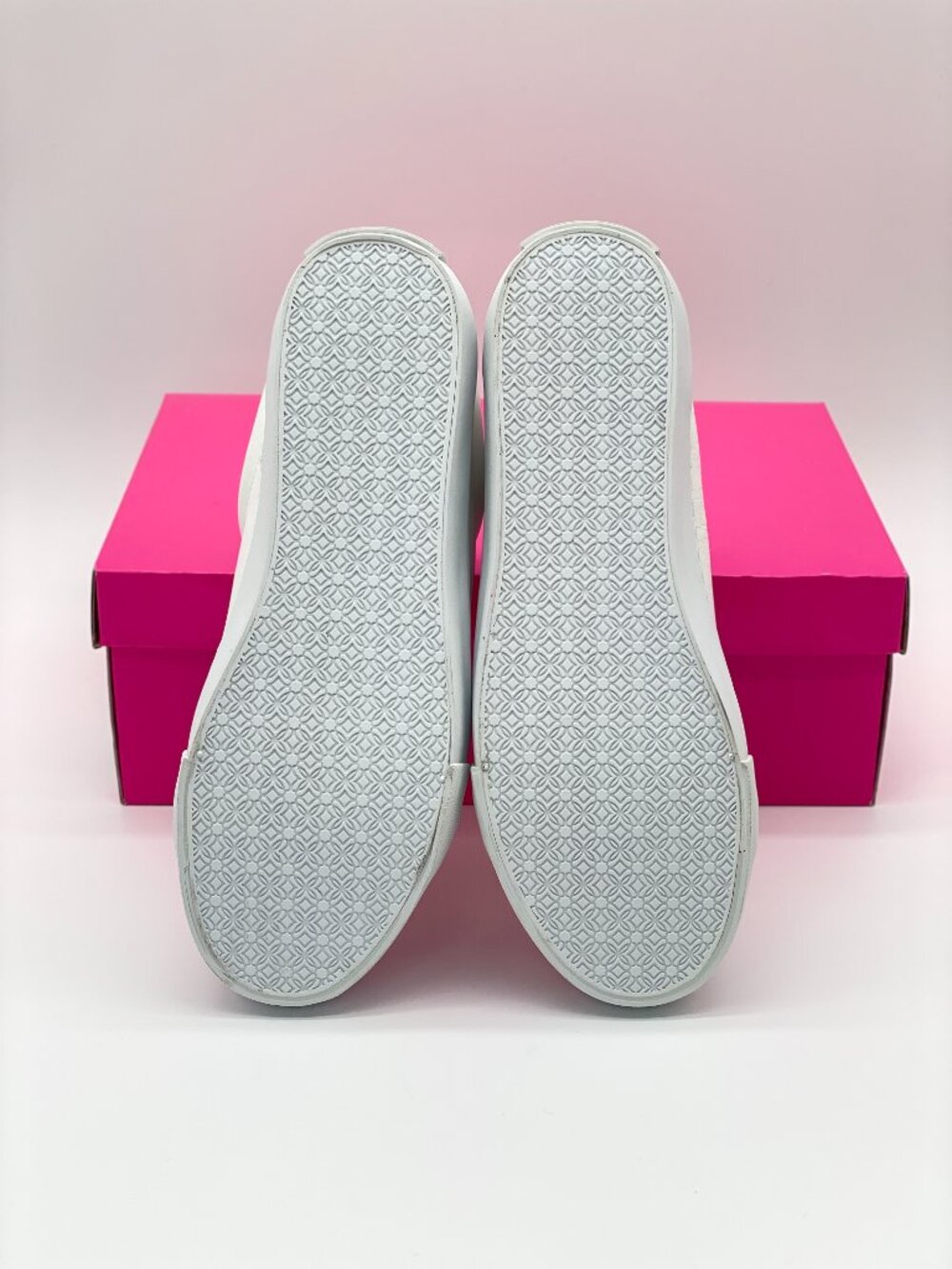 NWT Lilly Pulitzer Lux Hallie Sneaker Resort White Gold Accent 8.5 - Picture 7 of 7